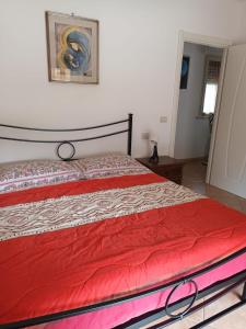 维亚雷焦Tra Mare e Pineta的一间卧室配有一张带红色毯子的床