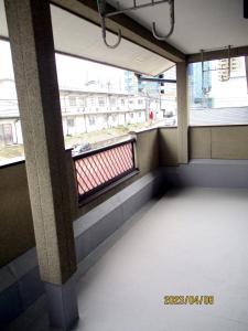 富山Private inn “Come! Akae House” - Vacation STAY 61227v的建筑中一个有窗户的空房间