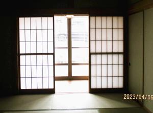 富山Private inn “Come! Akae House” - Vacation STAY 61227v的窗户房间里一扇敞开的门