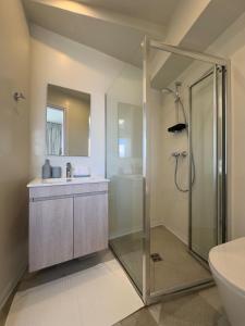尼科西亚MARTIN Nicosia City Suites的带淋浴和盥洗盆的浴室