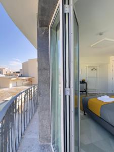尼科西亚MARTIN Nicosia City Suites的客房设有阳台和床。