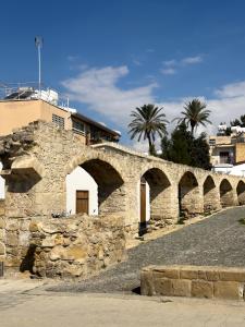 尼科西亚MARTIN Nicosia City Suites的一座石桥,上面有一座建筑