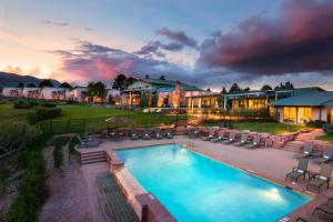 科罗拉多斯普林斯Garden of the Gods Resort & Club的享有带游泳池的房屋的空中景致