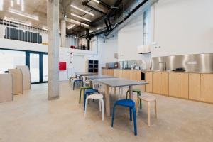 里斯本StudentVille Central的厨房里设有1间配有桌椅的自助餐厅