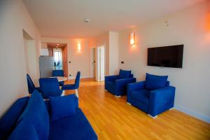 巴统Welcome To Batumi的客厅配有蓝色椅子和平面电视