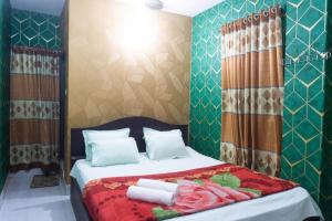 达卡Hotel Green Garden Residential Jatrabari的一间卧室配有带毛巾的床
