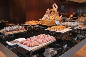 上海上海龙之梦万丽酒店的自助餐面包和糕点在客房内的餐桌上供应