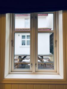 滕斯贝格MyCondo no - Snorres Gt 4b apt 3的带三扇窗户的房间的窗户
