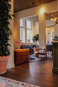 登博斯Hotel Ryder I Den Bosch - Vught的客厅配有沙发和桌子