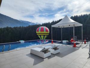 马拉里The Orchard Greens Resort - A Centrally Heated Property的一个带热气球和帐篷的游泳池