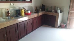 卡卢特勒Kuchi Villa的一间厨房,配有红色橱柜和台面