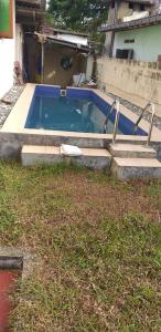卡卢特勒Kuchi Villa的一座带楼梯的游泳池,位于房子旁边