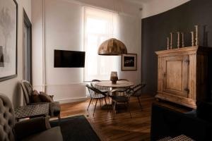 雅典Art Pantheon - Suites & Apartments的客厅配有桌椅和窗户。