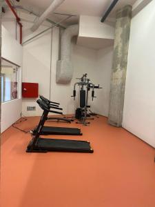 里斯本StudentVille Central的一间健身房,配有两台跑步机和橙色地板