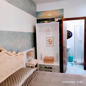 西尔米奥奈Casa Patrizia B&B cir in info的一间带一张床的卧室和一间带镜子的浴室