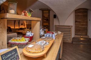 萨奥兹-杜尔克斯格兰特鲁恩酒店的厨房配有带食物的柜台