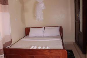 MbaleAgabet Hotel - Mbale的客房内的一张小床,