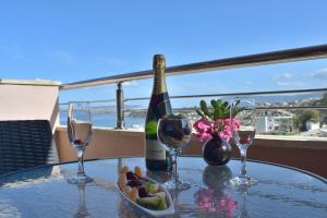 埃亚玛琳娜奈奇多Galini Sea View的一张桌子,上面放着一瓶葡萄酒和两杯酒