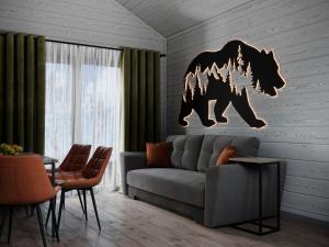 StrasheveZaliv的客厅墙上挂着熊标