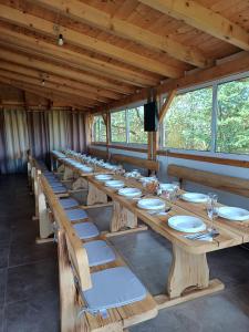 MačeMedeni raj的长木桌,带白板和酒杯