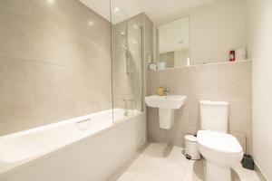 克劳利Modern 2 Bed Apartment in Crawley - Sleeps 5的白色的浴室设有卫生间和水槽。