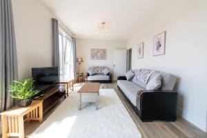 克劳利Modern 2 Bed Apartment in Crawley - Sleeps 5的带沙发和电视的客厅