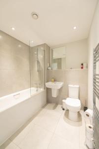 克劳利Modern 2 Bed Apartment in Crawley - Sleeps 5的白色的浴室设有卫生间和水槽。