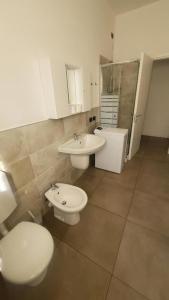 贝加莫Bergamo Centro Residence的浴室配有卫生间、坐浴盆和盥洗盆。