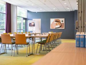 特鲁瓦ibis Styles Troyes Centre的一间会议室,配有长桌子和椅子