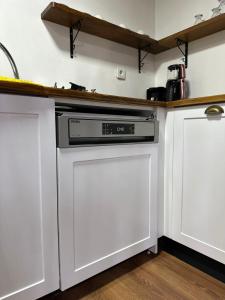 TokatHaremi Garden Suit Bungalows的厨房配有白色橱柜和洗碗机。
