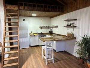 TokatHaremi Garden Suit Bungalows的铺有木地板的厨房配有白色家电