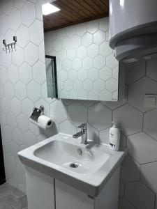 TokatHaremi Garden Suit Bungalows的白色的浴室设有水槽和镜子