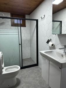 TokatHaremi Garden Suit Bungalows的带淋浴、卫生间和盥洗盆的浴室