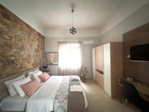 雅典Cozy Home with Yard & Cottage Charm in Athens的卧室配有白色床和粉红色枕头