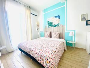 塞特港MAGNIFIQUE APPART 102 m2 AU BORD DE L'EAU HYPER CENTRE的一间卧室配有一张带彩色床罩的床