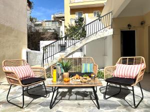 雅典Cozy Home with Yard & Cottage Charm in Athens的露台上的一张桌子和一碗水果