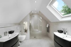 ShenstoneGorgeous 6 Bed House - Hot Tub - Wifi & Large Garden - Lichfield 40ST的带淋浴、两个盥洗盆和卫生间的浴室