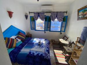 舍夫沙万Riad sakura的一间设有床铺的卧室,位于带窗户的房间内
