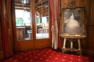 锡吉什瓦拉Mercure Sighisoara Binderbubi Hotel & Spa的室内女装的绘画