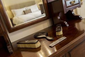 斯莱恩克莱吉希尔住宿加早餐旅馆的一个带镜子和床的木制梳妆台