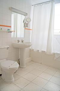 波马利斯宝其利酒店的白色的浴室设有卫生间和水槽。