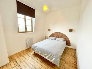 滨海贝尔克Joli T4 au coeur de Berck-Plage的一间卧室设有一张床和一个窗口