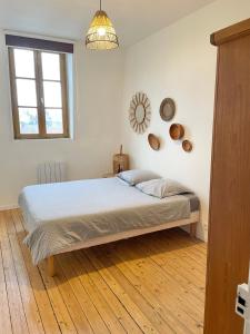 滨海贝尔克Joli T4 au coeur de Berck-Plage的卧室配有一张床,墙上设有镜子