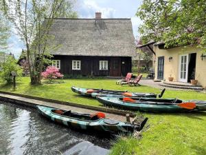 勒赫德Fewo Schlangenkönig的停在房子前面的一群独木舟