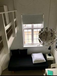 斯坎讷堡Small cosy appartment的小房间设有床和窗户