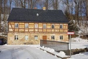 弗劳恩施泰因山Großes Charmantes Ferienhaus in Nassau的雪中黑色屋顶的大房子