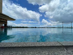 古晋J&SM Riverine resort homestay的一片蓝天云密布的海水