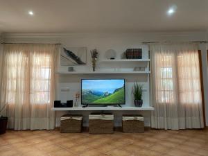 卡拉莫若尔Villa Moll的客厅配有台面上的平面电视