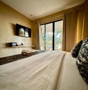 桑坦德Southseas Beach Resort and Dive Center的一间卧室设有一张大床和大窗户