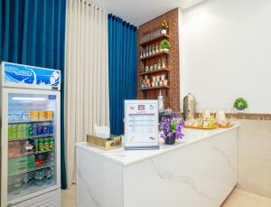 麦加فندق سيف بلص من سما的厨房配有冰箱和带食品的柜台。